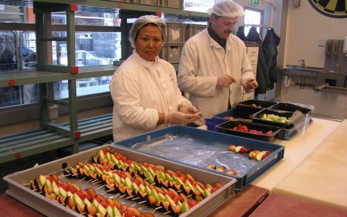 KLM bezuinigt niet langer op de catering tijdens vliegreizen. Na de aanslagen in de VS en de uitbraak van de longziekte SARS was dat nodig. Bier en wijn komen weer terug op de Europese vluchten en de broodjes smaken tegenwoordig een stuk beter. Foto RD