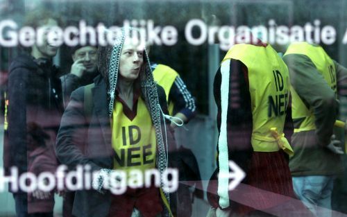 AMSTERDAM â€“ Studenten met protestshirts wachtten vrijdag voor de rechtbank in Amsterdam tot ze werden binnengelaten. In totaal 141 studenten bezetten op 28 februari het Maagdenhuis, het bestuurscentrum van de universiteit van Amsterdam. Vrijdag verschen