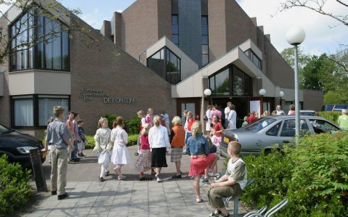 BUNSCHOTEN â€“ De Bond van Christelijke Gereformeerde Zondagsscholen vierde zaterdag zijn 75-jarig jubileum in Bunschoten. Ds. J. Westerink: „De kinderen zingen wel eens: „Want de poorten van Zijn rijk, staan voor kinderen open.” Dat is de diepe ernst die