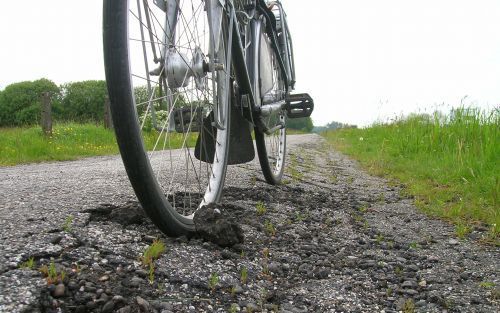 HAREN â€“ Het zwaargehavende fietspad langs de A28 bij het Groningse Haren levert voor fietsers en wandelaars gevaarlijke situaties op. Foto RD