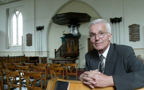 IJSSELMUIDEN â€“ Ds. J. A. van der Velden, hervormd predikant in IJsselmuiden Grafhorst, gaat per 1 juni met vervroegd emeritaat. „Misschien heeft de kerk wel te weinig oog gehad voor christelijke kunst.” Foto RD, Anton Dommerholt