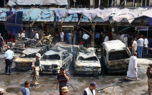 BAGDAD â€“ In heel Irak kwamen bij ongeregeldheden maandag ten minste 49 mensen om het leven. Ook in de hoofdstad Bagdad was het onrustig. Foto: een beeld van het Habayibna restaurant in de Talibia wijk, waar rond lunchtijd een autobom explodeerde. Foto E