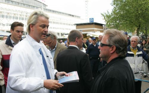 APELDOORN â€“ Op de markt in Apeldoorn somt het onafhankelijke kamerlid Wilders op waarom alles zijns inziens slechter wordt als Europa de beoogde grondwet krijgt. „Maar besef wel: tegenstemmen betekent niet dat je ook tegen Europa bent.” Foto Cees Buys