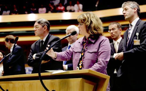 DEN HAAG â€“ Minister Van der Hoeven van Onderwijs werd dinsdag in de Tweede Kamer stevig aan de tand gevoeld over haar voorstel een breed debat te voeren over het ontstaan van de wereld. Bij de interruptiemicrofoons staan de kamerleden te wachten. Aan he