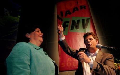 ROTTERDAM - Lodewijk de Waal geeft woensdag in de Doelen in Rotterdam de FNV-voorzittershamer aan Agnes Jongerius. Als eerste vrouwelijke leider van de vakcentrale volgt zij Lodewijk de Waal op, die zijn functie woensdag na acht jaar heeft neergelegd. Het