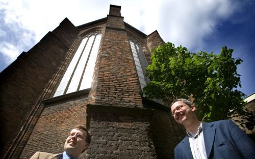 UTRECHT â€“ „Religie is na 2000 jaar nog even sterk aanwezig in Nederland als in de tijd van de prehistorie, zelfs meer dan dat”, constateren dr. Joris van Eijnatten en dr. Fred van Lieburg. „Het christendom was een laatkomer in onze cultuur, maar ziet zi