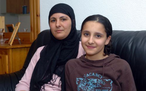 APELDOORN â€“ Moeder Fatiha mist haar drie kinderen die in Marokko zitten. Ze heeft alleen haar 13-jarige dochter Hafsa (r.) nog. „Ik kan geen kant op.” Foto Jos van Leeuwen