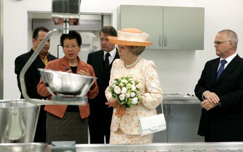 DEN HAAG â€“ Koningin Beatrix nam woensdag een kijkje in het nieuwe gebouw van het Nederlands Forensisch Instituut (NFI) in Den Haag. Tijdens de rondleiding kreeg de vorstin uitleg op de af deling pathologie. Eerder op de dag opende de Koningin het comple