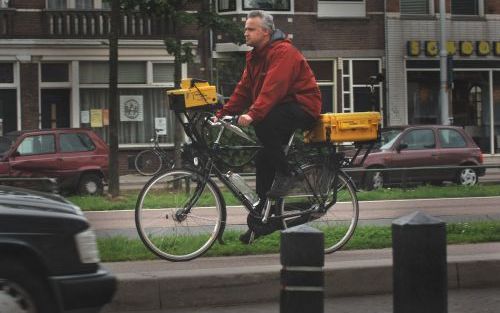 UTRECHT â€“ Frank Borgman van de Fietsersbond demonstreert de meetfiets waarmee hij onder andere hobbels in fietspaden kan meten. Foto Erik Kottier