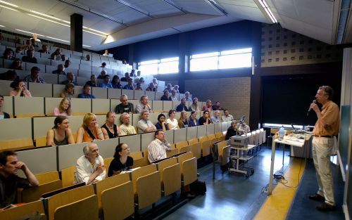 AMSTERDAM â€“ „Het leven van middeleeuwse plattelandsbewoners speelde zich vooral af rond de plaatselijke kerk, de kerkklok en de patroonheilige, stelde archeoloog dr. Jan Kolen vrijdag tijdens een symposium aan de Vrije Universiteit in Amsterdam. Foto RD