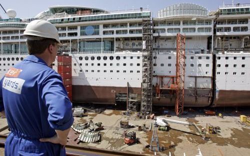 ROTTERDAM â€“ Het 279 meter lange cruiseschip Enchantment of the Seas is deze week meer dan twintig meter gegroeid. In het dok van Keppel Verolme in de Botlek wordt er een stuk van elf dekken tussen gezet. Als het schip straks de haven verlaat kan het 225