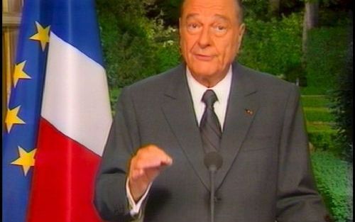 PARIJS - De Franse president Jacques Chirac reageert maandagmorgen voor de Franse televisie teleurgesteld op de uitslag van het referendum. Foto EPA