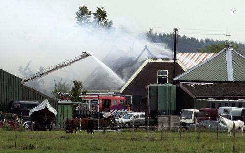 ABCOUDE â€“ De brandweer was vanmorgen druk bezig met het blussen van een brand bij een boerderij in Abcoude. De brand onstond nadat zich een zware explosie had voorgedaan. Bij de ontploffing raakten zeker vier mensen gewond. Foto ANP