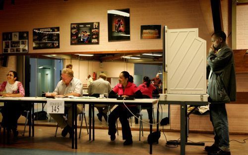 ROTTERDAM: Of er nu veel mensen gaan stemmen woensdag of juist weinig, de stembureaus moeten van vroeg tot laat bemand worden. Elk bureau kent een voorzitter en twee leden. In sommige gemeenten worden die halverwege de dag afgelost, in andere gemeenten mo