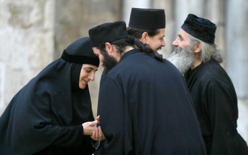 JERUZALEM â€“ Grieks orthodoxe geestelijken ontmoeten elkaar bij de Heilige Grafkerk in de Oude Stad van Jeruzalem. Leiders van de Grieks Orthodoxe Kerk hebben aartsbisschop Cornelius aangewezen als tijdelijke opvolger van de in opspraak geraakte patriarc