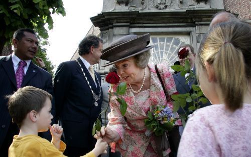 VOORBURG â€“ Koningin Beatrix heropende dinsdag de historische buitenplaats Hofwijck in Voorburg, indertijd woonplaats van Constantijn Huygens. Tijdens een wandeling door de tuinen kreeg zij bloemen aangeboden door kinderen. Foto ANP