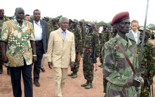 RUMBEK â€“ VN-secretaris generaal Kofi Annan (m.) bracht deze week een bezoek aan het Sudanese Bevrijdingsleger. Hij werd vergezeld door de rebellenleider John Garang (l.) toen hij de erewacht inspecteerde. De Zuid Sudanese rebellen en het regeringsleger 