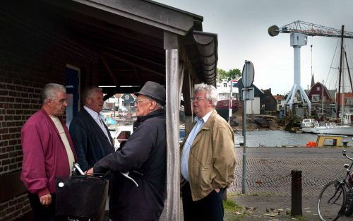 URK â€“ Urk stemde gisteren massaal tegen de Europese grondwet. „De visserij heeft geen beste ervaring met Brussel. Bovendien is er in de grondwet niets terug te vinden van de christelijke waarden die wij voorstaan.” Op de foto bepraten Urkers bij het leu