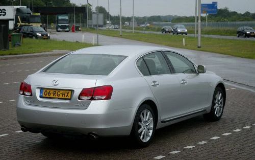 De Lexus GS 300 ziet er sportiever uit dan hij rijdt. De Japanner is comfortabel geveerd, maar wat meer dan wenselijk gevoelig voor korte oneffenheden in het wegdek. Foto’s RD, Anton Dommerholt