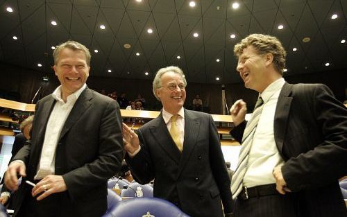 DEN HAAG â€“ De Tweede Kamer debatteerde donderdag over de uitkomst van het referendum over de Europese grondwet. Foto: Bos (PvdA), Van Aartsen en Dittrich (D66) beleven een vrolijk moment tijdens een schorsing van de zitting. Foto ANP