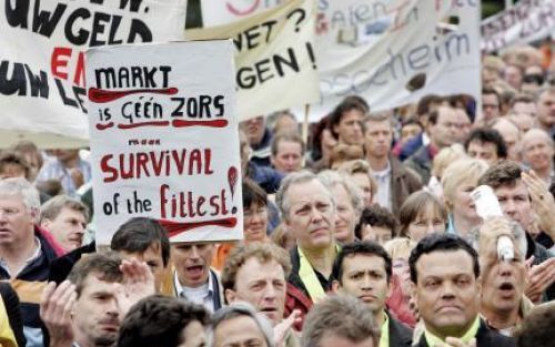 AMSTERDAM - Ongeveer zeshonderd huisartsen, apothekers, fysiotherapeuten en verloskundigen zijn maandag rond het middaguur bijeengekomen voor een protestmanifestatie op het Museumplein in Amsterdam. Ze zijn het niet eens met de nieuwe zorgwet die minister