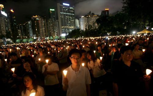 HONGKONG â€“ Tienduizenden demonstranten kwamen zaterdag in Hongkong bijeen om te herdenken hoe zestien jaar geleden het studentenprotest op het Tiananmenplein in de Chinese hoofdstad Peking bloedig werd neergeslagen. Foto EPA