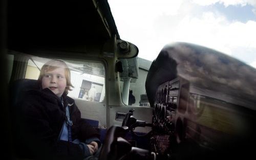 LELYSTAD â€“ Hoogbegaafde kinderen kozen zaterdag in Lelystad het luchtruim. Ze sloten een vliegcursus af die hun een extra uitdaging moest bieden. De jeugdige cursisten haalden het vliegbrevet op de Nationale Luchtvaartschool in Hoofddorp. - Foto ANP