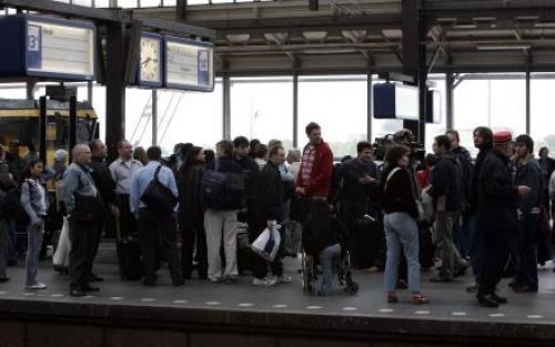 AMSTERDAM - Chaos op de perrons van Amsterdam CS. Door het ontsporen van een goederentrein raakt het treinverkeer rondom Amsterdam ontregeld. De ontspoorde trein bestaat uit vijftig wagons met grind. Foto ANP