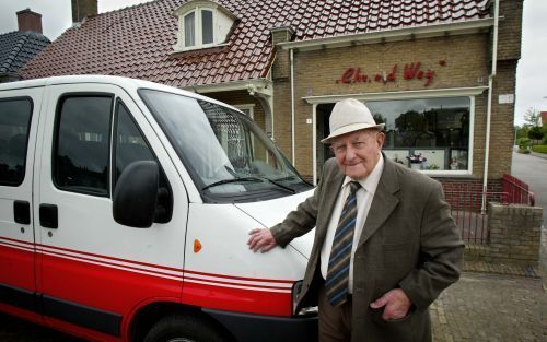 BLIJA â€“ Christiaan van der Weij (94) uit Blija is de oudste ondernemer van Nederland. Zes dagen in de week runt hij z’n verhuurbedrijf van minibusjes. Zelf reed hij als chauffeur zo’n 2 miljoen kilometer schadevrij. „Van reizen kun je heel oud worden”, 