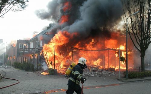 DOORN â€“ Bij een brand in het centrum van Doorn zijn woensdag drie winkelpanden en vijf woningen in de as gelegd. Er vielen geen slachtoffers, maar de schade was enorm. Zwarte rookwolken waren tot ver in de omtrek te zien. Foto FBF.NL