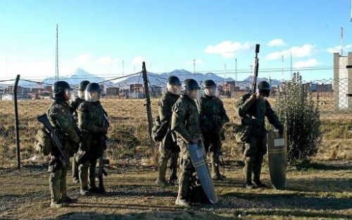 EL ALTO - Boliviaanse militairen beveiligen de luchthaven van El Alto. De luchthaven is gesloten vanwege de crisis in het land. Foto EPA