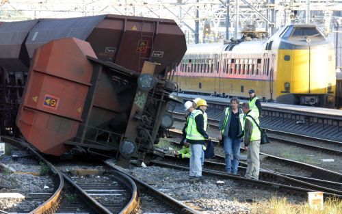 AMSTERDAM â€“ Een lege kolentrein is in de nacht van donderdag op vrijdag aan de westkant van station Amsterdam Centraal ontspoord. Drie van de 36 wagons raakten door nog onbekende oorzaak van de rails. Er vielen geen slachtoffers. Treinreizigers tussen H