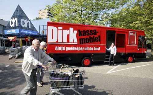 AMSTERDAM â€“ Supermarktketen Dirk van den Broek bezoekt vanaf vrijdag met de KassaMobiel de parkeerplaatsen van de concurrentie. Klanten kunnen hun gekochte boodschappen laten scannen voor een prijsvergelijking. Foto ANP