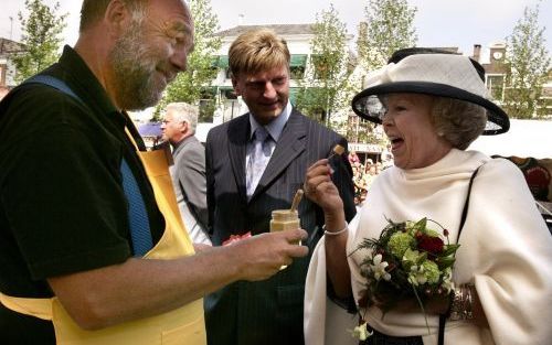 GOES â€“ Koningin Beatrix kreeg vrijdag in Goes een stukje kaas gedompeld in pittige saus aangeboden. Foto ANP