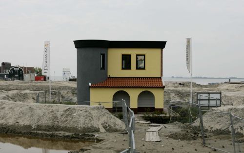 VOLENDAM â€“ Het kan echt: wonen in een huis van piepschuim. De eerste testwoning is inmiddels in Volendam gerealiseerd en na de bouwvak start de bouw van een bungalowpark in Bruinisse. Foto ANP