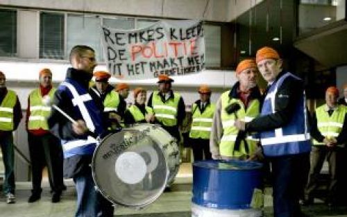 DEN HAAG - De eerste ploeg van een kleine honderd politiemensen die zondagavond was begonnen met de „Blauwe Belegering” van het ministerie van Binnenlandse Zaken, is maandagochtend afgelost door een nieuwe. Foto ANP