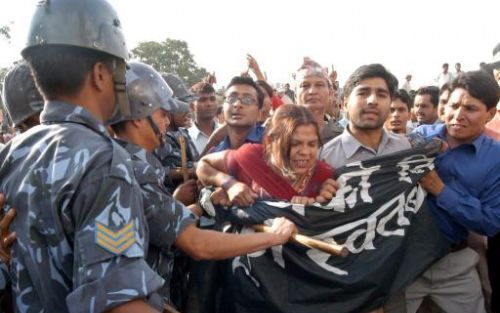 KATHMANDU â€“ De Nepalese politie heeft maandag bijna honderd journalisten gearresteerd die in een verboden wijk van de hoofdstad Kathmandu, bij het koninklijk paleis, wilden protesteren tegen persbreidel. Foto: EPA