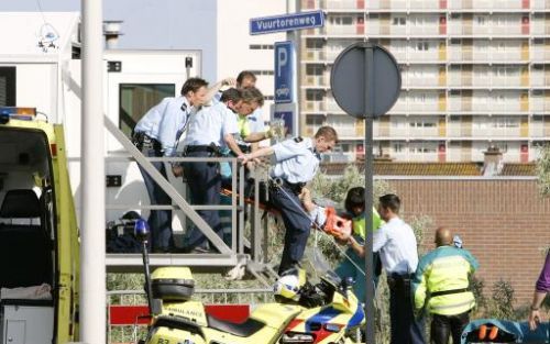 SCHEVENINGEN - Politie- en ambulancepersoneel dragen maandag de brancard met daarop de neergeschoten agente uit een politiepost op de Vuurtorenweg in Scheveningen. Het incident had plaats omstreeks 18.00 uur, liet een politiewoordvoerder weten. Foto: ANP