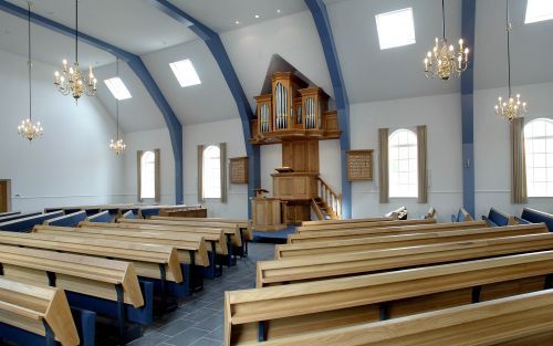 URK â€“ Ds. T. Klok uit Urk opent dinsdagavond het nieuwe kerkgebouw van de oud gereformeerde gemeente in Nederland in Rouveen. Foto RD, Sjaak Verboom