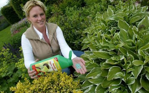 APPELSCHA â€“ Marije Goettsch van ECOstyle demonstreert de natuurvriendelijke slakkenkorrels van dat merk. Rechts een hosta, een van de lievelingsgerechten van slakken. „De werkzame stof is ferrifosfaat, dat zorgt voor verlamming van de kropspier van de s