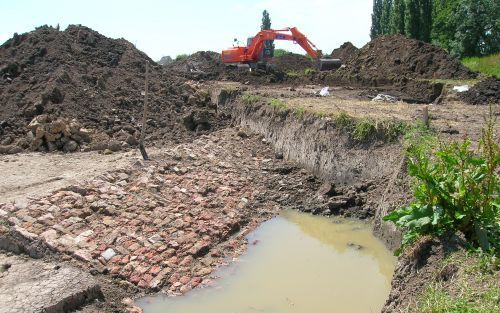 ALBLASSERDAM â€“ Archeologen legden op een bouwterrein langs rivier De Alblas in Alblasserdam in de afgelopen weken een verzameling ruwe bakstenen bloot. Mogelijk diende het talud als aanlegplaats voor boten die aan meerden bij een kasteel uit de vijftien