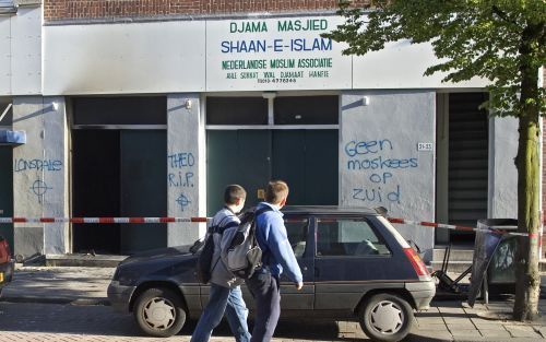 ROTTERDAM â€“ Een moskee in Rotterdam is woensdagmorgen uitgebrand. Niemand raakte gewond. Het vuur is aangestoken. Op de muur van de moskee Shaan e Islam waren leuzen gekalkt als ”Lonsdale”, ”Geen moskees in Zuid” en ”Theo R.I.P.”. Foto ANP