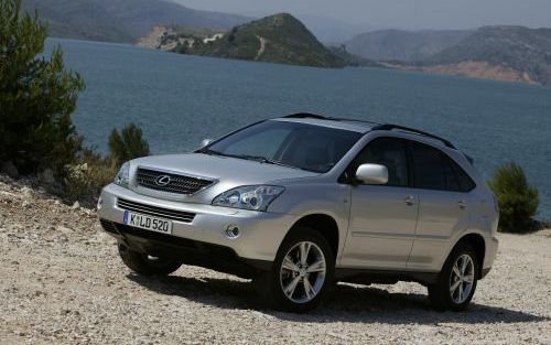 De Lexus RX 400h heeft twee elektromotoren, een benzinemotor een generator en een vermogensverdeler. Hij sprint in 7,6 seconden vanuit stilstand naar 100 km/u en heeft een topsnelheid van 200 km/u. Foto Toyota