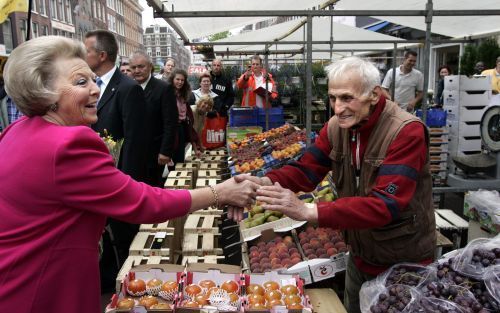 AMSTERDAM â€“ „Dag lieve kind.” Met deze woorden begroette een marktkoopman gisteren koningin Beatrix op de Albert Cuypmarkt in Amsterdam. De Koningin bracht een onverwacht bezoek aan de markt, die honderd jaar bestaat. &#61559;Foto’s ANP