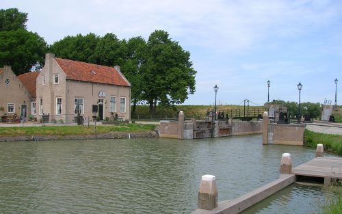 DIRKSLAND â€“ Dirksland kan weer trots zijn op zijn geheel gerenoveerde sluis, ook wel bekend als het Dirkslandse Sas. Links naast de sluis de al eerder gerestaureerde sluiswachterswoning. Commissaris van de Koningin J. Franssen opende het Sas vrijdagmidd