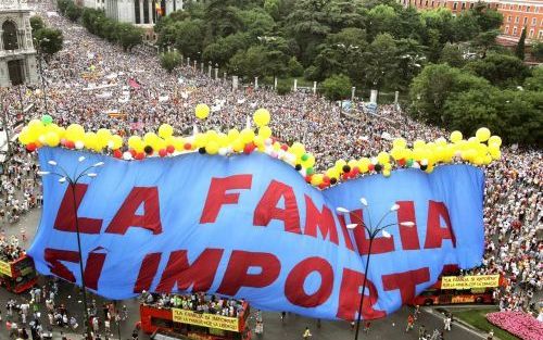 MADRID â€“ Het Cibelesplein in de Spaanse hoofdstad Madrid stroomde zaterdag vol tijdens een massademonstratie tegen de invoering van het homohuwelijk in Spanje. De Spaanse wet op het homohuwelijk moet een van de meest liberale in Europa worden. Getrouwde