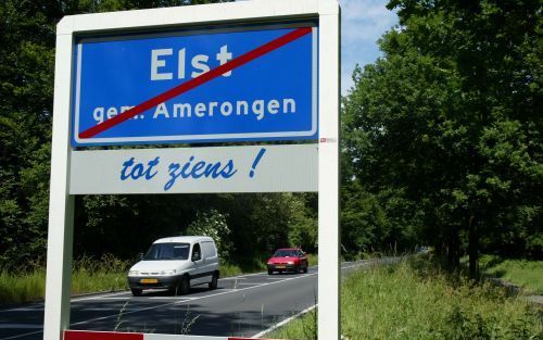 AMERONGEN â€“ De Tweede Kamer heeft vorige week besloten dat Elst, gemeente Amerongen, na 1 januari gevoegd wordt bij de stad Rhenen. De scheiding van het dorp zal daardoor na bijna 300 jaar beÃ«indigd worden. Elst doet hierdoor niet mee met de gemeenteli