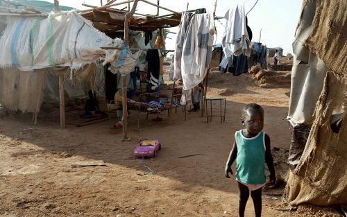 „In Sudan worden steeds vaker vluchtelingenkampen platgewalst en onschuldige burgers gedeporteerd door de Sudanese overheid.” Foto: een overbevolkt kamp in Zuid Sudan. Foto EPA