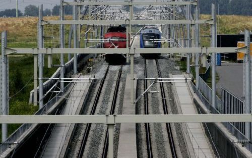 GIESSENBURG â€“ Testtreinen reden dinsdag over een deel van de Betuweroute tussen Papendrecht en Gorinchem. De bouw van de spoorlijn voor goederenvervoer tussen Rotterdam en het Ruhrgebied is de laatste fase ingegaan. Het traject tussen Papendrecht en Gor