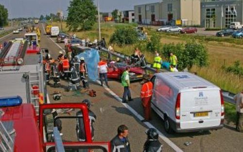 HEUSDEN - Bij een ernstig ongeval op de A59 is woensdag aan het eind van de middag een auto met vier kinderen verongelukt. Volgens de eerste berichten van de politie zijn de vier ernstig gewond geraakt. Voor het leven van een van hen wordt gevreesd. Ook d